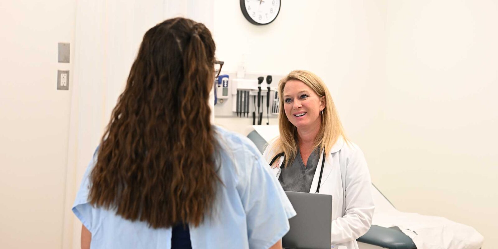 aurora_program_dnp-fnp_hero Doctor speaking to patient inside of an examination room